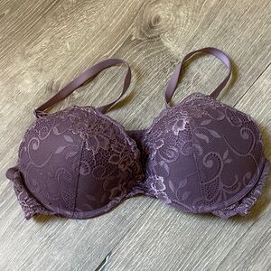 Elegant Lace Underwire Bra in Purple